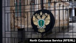 Герб прокуратуры России на административном здании, иллюстративное фото