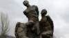 “Ата Бейит” эскерүү жайындагы сталиндик жазалоолордун курмандыктарына арналган айкел. Чоң-Таш айылынын түштүгү.
