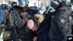 Хабаровск қаласындағы наразылық кезінде полиция бір адамды ұстап әкетіп барады. 23 қаңтар, 2021 жыл.