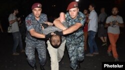 Արխիվ -- Ոստիկանությունը բերման է ենթարկում ցուցարարի Բաղրամյան պողոտայից, 12-ը սեպտեմբերի, 2015թ․