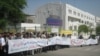 نمایی از تجمع کارگران در مقابل استانداری اهواز