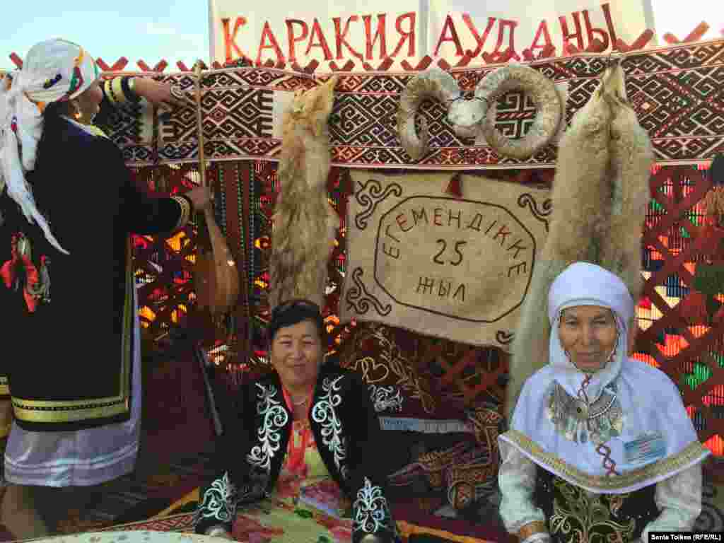 Мастера народного промысла из села Бостан Каракиянского района Бахтыгуль Дауылбаева и Кырмызы Кожахметова, руководитель кружка народных изделий. 