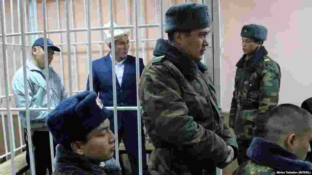 28 августа телеканалы показали видеозапись вымогательства у топ-менеджера «Кумтора» 3 млн. долларов. 