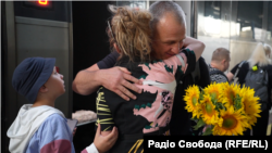 Владислав Есипенко с родными после возвращения