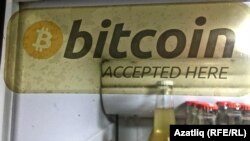 Биткоин белән түләп булуны аңлатучы тамга