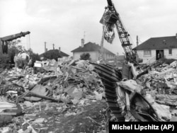 1973-nji ýylda Tu-144 uçarynyň heläkçilige uçramagy netijesinde Gussenwil obasyndaky jaýlaryň käbiri ýumruldy. Jaýlaryň galyndylarynyň arasynda uçaryň korpusyny görse bolýar.