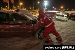 У моцныя маразы валянтэры Чырвонага Крыжа дапамагалі кіроўцам