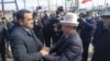 Хоким Ферганской области Хайрулло Бозоров (слева) и полномочный представитель правительства в Баткенской области Кыргызстана Омурбек Суваналиев. 1 апреля 2021 года.