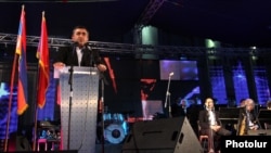 Armenia - Armen Rustamian, a leader of the opposition Armenian Revolutionary Federation, addresses a campaign rally in Yerevan, 10Apr2012.