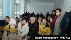 Сторонники осужденных фигурантов дела "о мошенничестве" предпринимателя Искандера Еримбетова и группы лиц. Алматы, 21 декабря 2018 года.