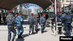 Сотрудники полиции в Маштоцком саду в Ереване