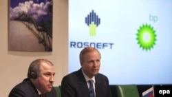 Поначалу сделка между "Роснефтью" и ВР выглядела радужно. (На фото - глава ВР Боб Дадли и президент "Роснефти" Эдуард Худайнатов) 