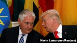 Secretarul de stat Rex Tillerson alături de președintele Donald Trump