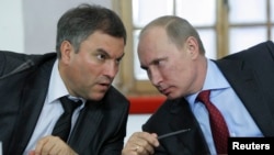 Президент Росії Володимир Путін (праворуч) і перший заступник керівника адміністрації президента Росії В’ячеслав Володін, який потрапив під санкції США