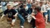 Est-germani fugind din lagărul comunist în spațiul european prin gardul care separa Ungaria de Austria lângă Sopron. 19 august 1989