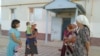 Жильцы дома в селе Жетыбай. Мангистауская область, 17 августа 2015 года.