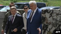 Ukrainian Foreign Minister Andriy Sybiha (right) and his German counterpart, Johann Wadephul (left,) walk before talks in Kyiv on June 30. 
