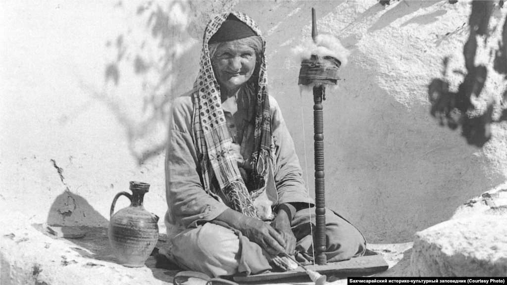 The famous Crimean fabric, atma, was made from cotton and linen. The textile was handmade and there were spinning wheels in every Crimean Tatar house. The fabric was used to make clothes, bedspreads, and towels. Spinning was a woman's job, but weaving was done by male craftsmen.