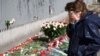 Flori depuse la Ambasada Poloniei de la Moscova