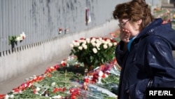 Flori depuse la Ambasada Poloniei de la Moscova