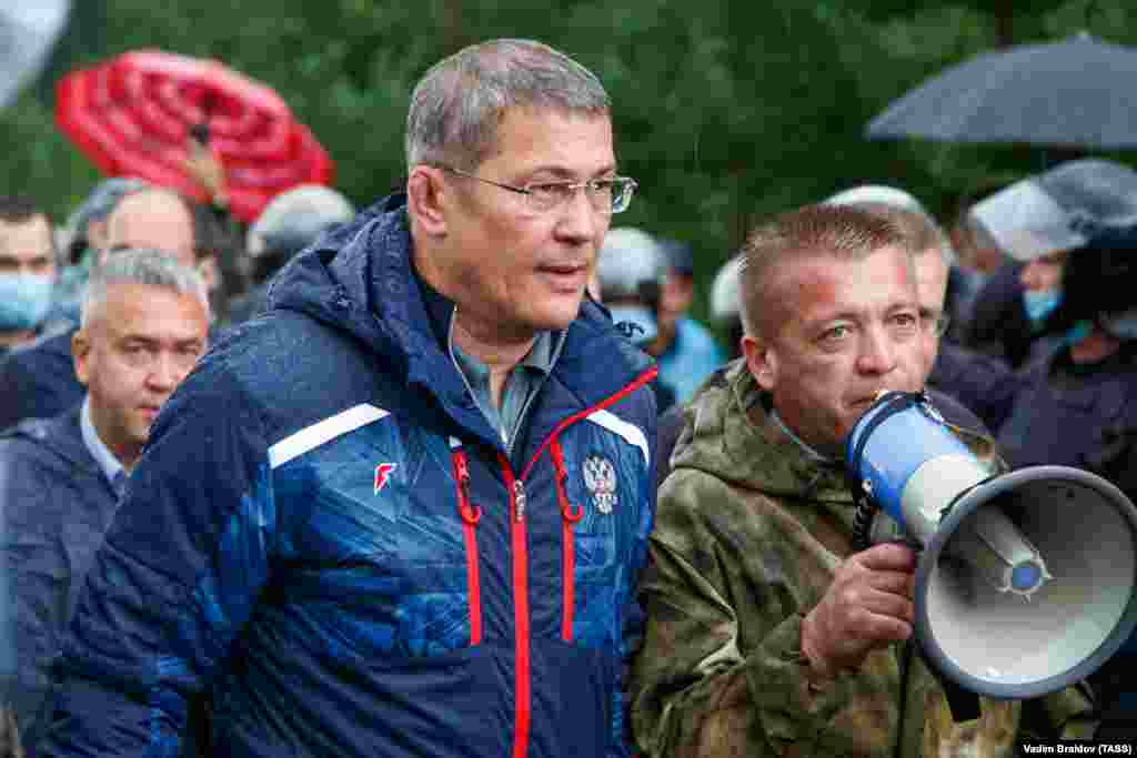 Bashkortostan head Rady Khabirov attends negotiations with protesters against the BSK's plans to use the area for limestone mining on August 16.