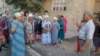 Жильцы дома в микрорайоне Шанырак города Жанаозена. Мангистауская область, 29 августа 2015 года. 