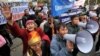 Митинг сторонников оппозиции возле Бишкекского горсуда, 17 октября 2012 года.