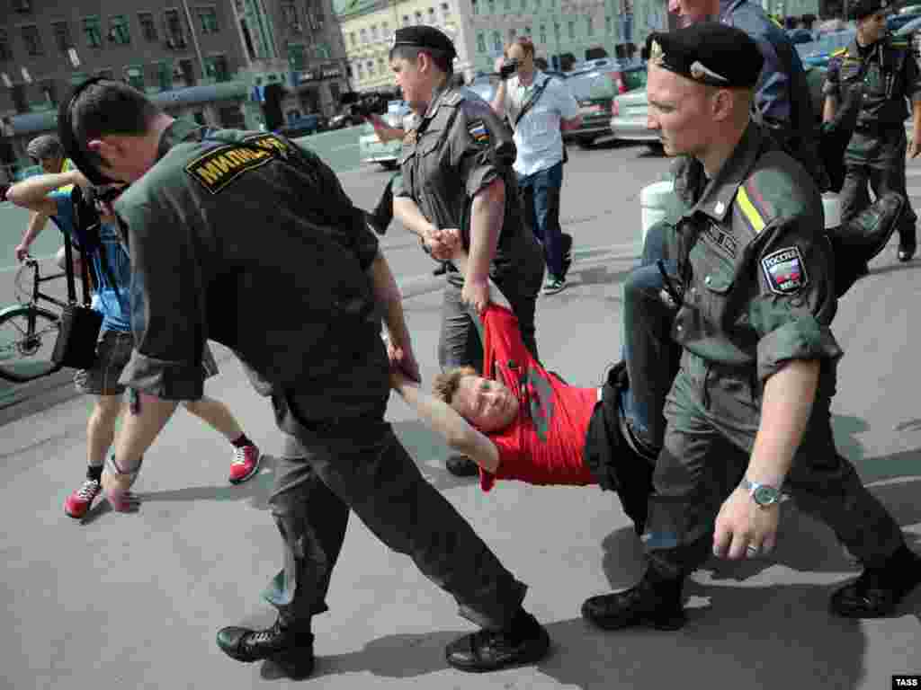 Poliția arestează un sprijinitor al lui Hodorkovski în cursul unei demonstrații în centrul Moscovei, în iunie 2011.