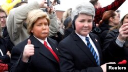 Doi copii, îmbrăcați ca Donald Trump și Mike Pence, întâmpinându-i pe președintele și vicepreședintele SUA în Salt Lake City, 4 decembrie 2017