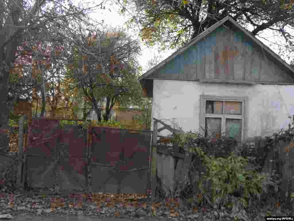 Қайнарбұлақтағы ескі үйдің бірі. 