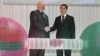 Türkmenistanyň prezidenti Gurbanguly Berdimuhamedow (çepde) we Belarusyň prezidenti Aleksandr Lukaşenko (sagda)