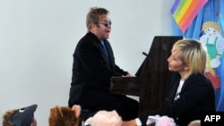 Sir Elton John cîntînd la orfelinatul Makayeva din Donețk