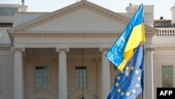 Steagurile Ucrainei și UE în fața Casei Albe la Washington