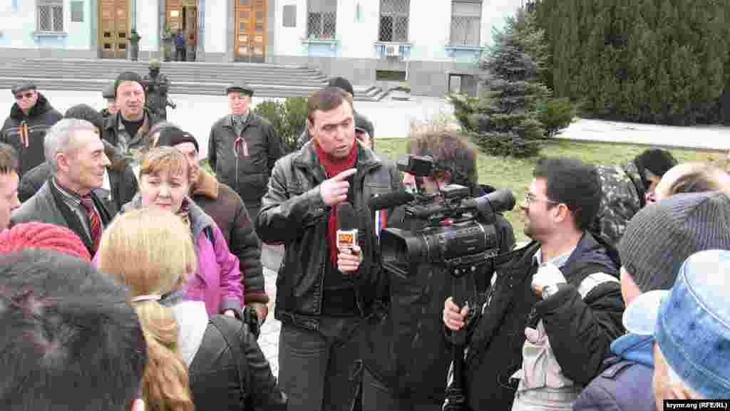 Мұндай топтар журналистерді қоршап жүрді және құдды нағыз қырымдықтар өздері, халық пікірі солардың аузынан шығатын сияқты дайын мәлімдемелерін жасаудан жалықпады. Қырымдағы кез келген журналист олардан құтыла алмайтын жағдайға жетті. 