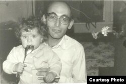 Dinaranyň çagalykda kakasy Arif bilen düşen suraty.
