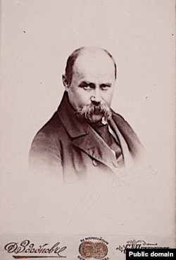 Фотографія Тараса Шевченка 1858 року, авторства М. Досса. Цей фотопортрет Шевченка був відтворений після смерті фотографа з його плівки в ательє Д. Здобнова (зберігається в фондах Національного музею Тараса Шевченка, місто Київ). З цього портрета писали свої варіанти зображень поета на полотні художники І. Рєпін (Ріпин), М. Гаврилко, В. Касіян, Ф. Красицький та інші