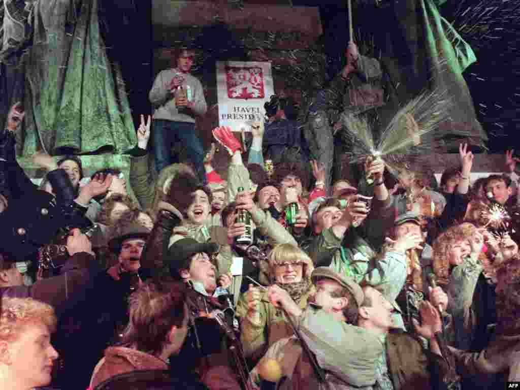 1989 соналъул 31 декабрь: Демократияб Чехословакиялда ЦIияб сон бачIин кIодо гьабулел гIадамал. 