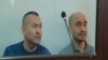 Гражданские активисты Макс Бокаев (справа) и Талгат Аян в суде, где их обвиняют по уголовным статьям. Атырау, 12 октября 2016 года.