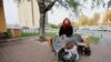 Марына Мацулевіч галадае на лаўцы каля турмы на Валадарскага. 7 кастрычніка 2018 году