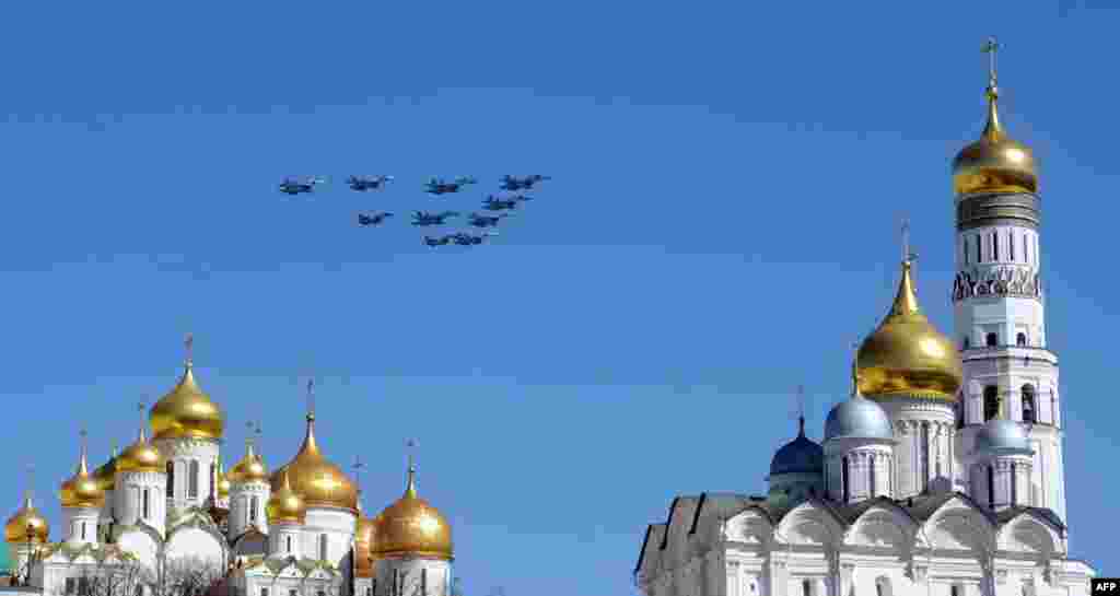 Росія – винищувачі над кремлівськими соборами під час репетиції параду на честь Дня Перемоги в Москві, 7 травня 2013 року