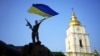 Украинанын желегин көтөргөн жоокер. Иллюстрациялык сүрөт.