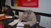 Migranți în Rusia completînd cereri la sediul PS de la Chișinău