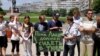 У Луганську активісти протестували проти депутата міськради Романа Ландіка, липень 2011 року