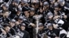 Хоккеисты Los Angeles Kings позируют с Кубком Стэнли, 2012