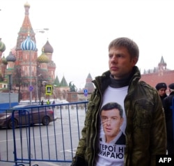 Aleksi Honcearenko, în piața roșie la Moscova, în onoarea lui Boris Nemțov, 1 martie, 2015.