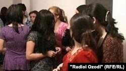 Задержанные "ночные бабочки" в отделе милиции города Бохтара. Архивное фото