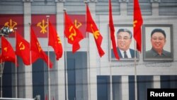Phenýanda Kim Ir Seniň we Kim Çen Iriň portretleri 2016-njy ýylyň 6-njy maýy