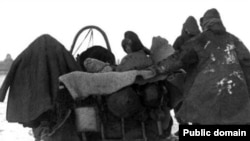Казахи, пытающиеся спастись от голода в 1930-е