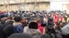 Bişkegiň 1-nji derňew izolýatorynyň ýanynda tussaglaryň dogan-garyndaşlary protest aksiýasynda. Bişkek, 16-njy ýanwar, 2012.