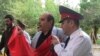 Заместитель начальника Центрального отдела полиции ведет Левона Барсегяна к полицейской машине, 21 сентября 2011 г. 